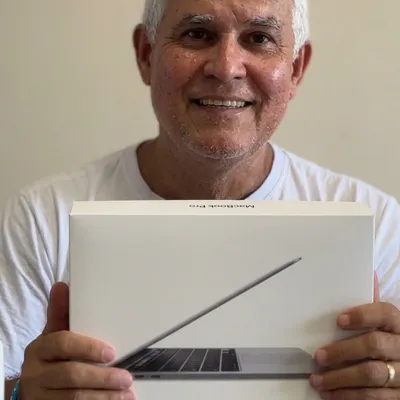 Adoniran ganhou MacBook Air